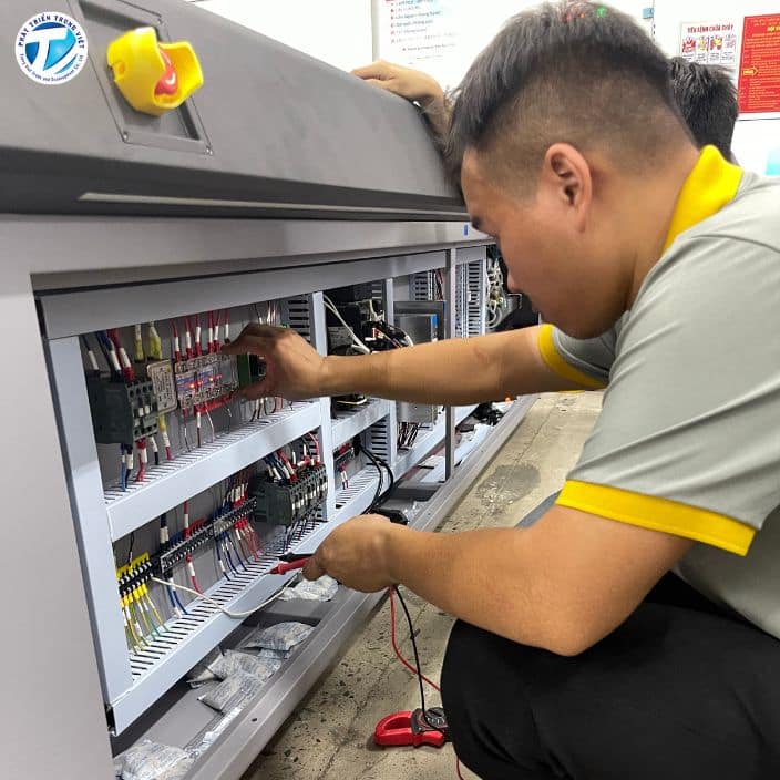 Kỹ thuật viên tại Phát Triển Trung Việt kiểm tra máy in Locor SG-6504/6502